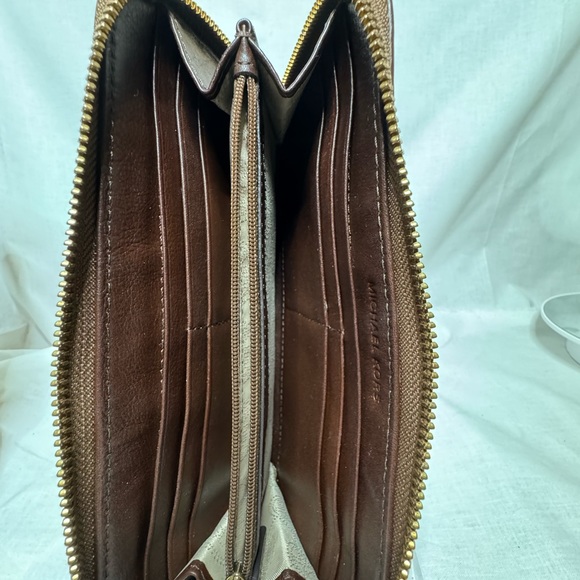 EUC - Michael Kors “Anabelle” jet set signature canvas tote and matching wallet - Picture 17 of 17